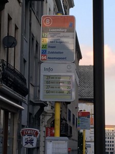 placas informativas no ponto de Transporte Público de Bruxelas