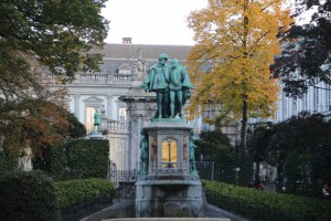 estatuas dos condes Egmont e Hoom
